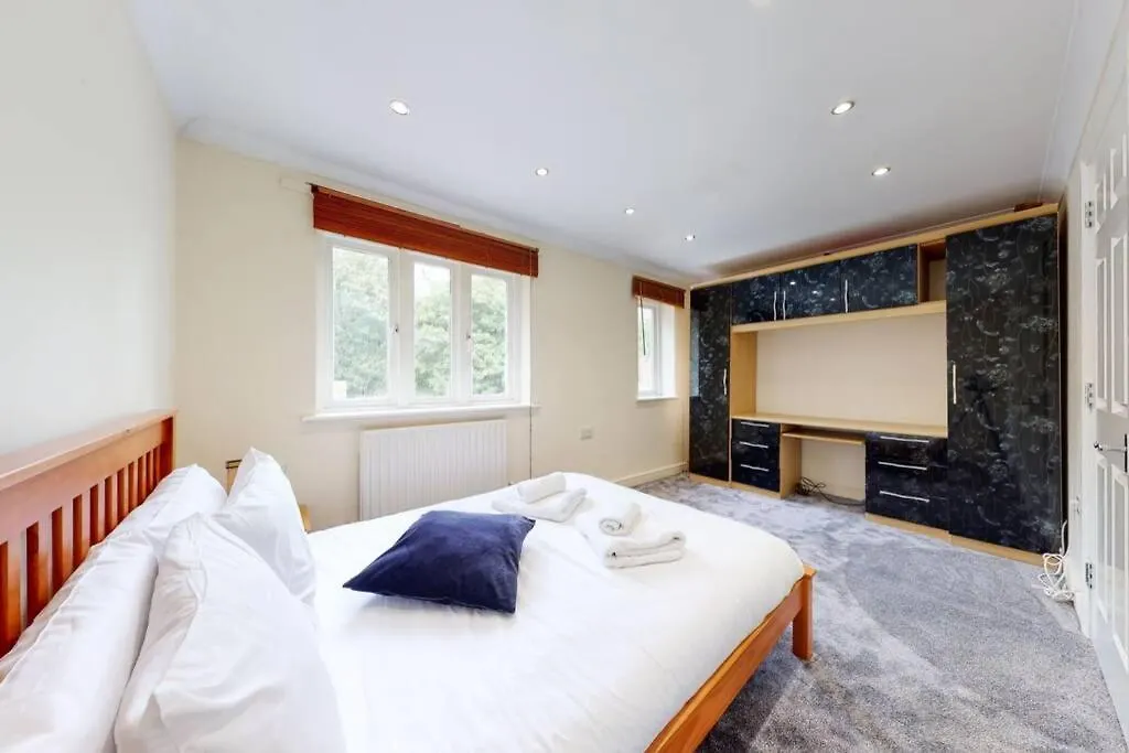 Super 2 Bed House Wprivateparking&Privategarden Apartment London