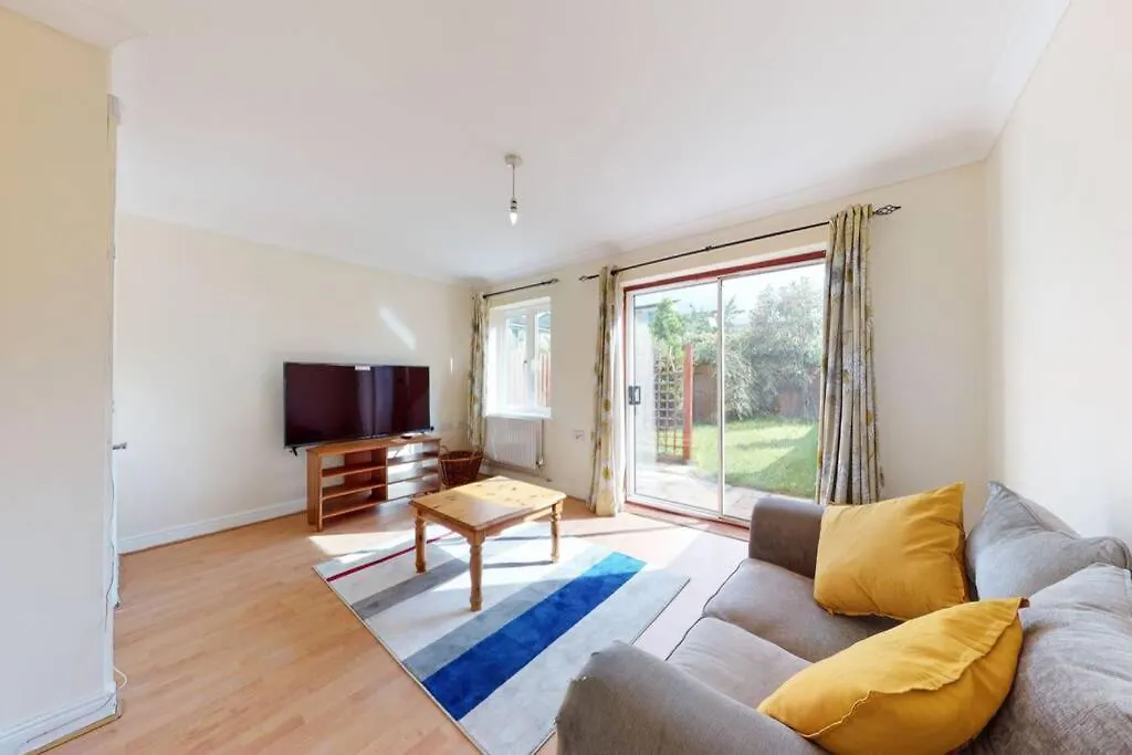 Super 2 Bed House Wprivateparking&Privategarden Apartment London