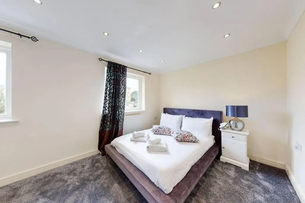 Super 2 Bed House Wprivateparking&Privategarden Apartment London