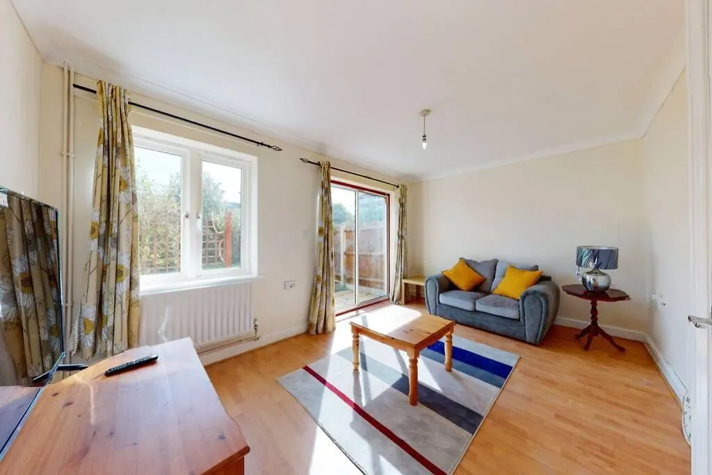 Super 2 Bed House Wprivateparking&Privategarden location